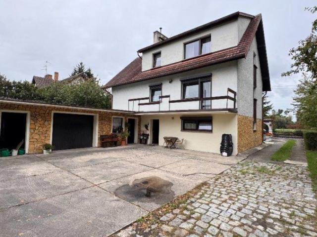 Wielopokoleniowy dom w Dobrzeniu – ogród, 2 garaże, 211 m²