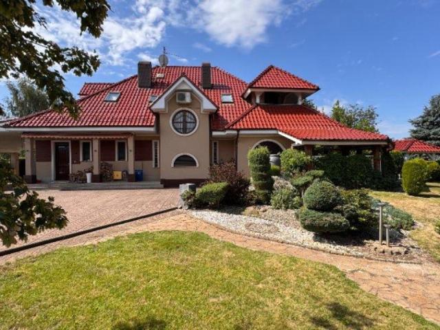 Rezydencja z basenem i prywatnym obserwatorium astronomicznym