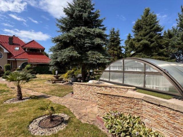 Rezydencja z basenem i prywatnym obserwatorium astronomicznym